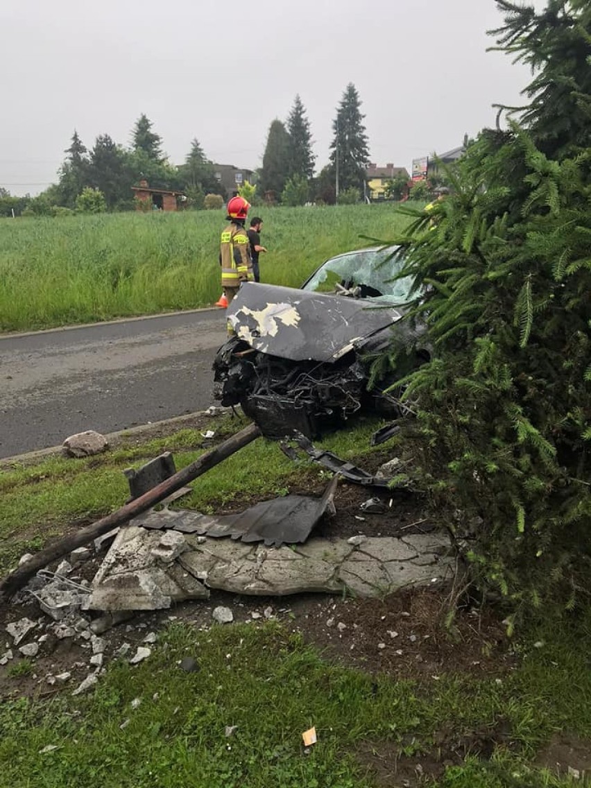 W Gorzycach golf roztrzaskał się na ogrodzeniu posesji