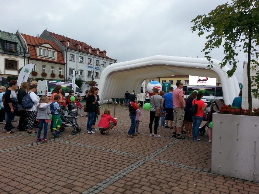 Mieszkańcy chętnie obejrzeli filmy na rynku w Żorach. W...