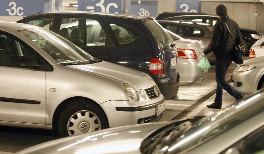 Parkingu na dworcu Łódź Fabryczna będzie płatny. Zmiany w...