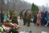 Rocznica katastrofy smoleńskiej w Spale i sztafeta pamięci gen. Buka. Wandzie Buk towarzyszył minister Janusz Cieszyński. Zdjęcia, VIDEO