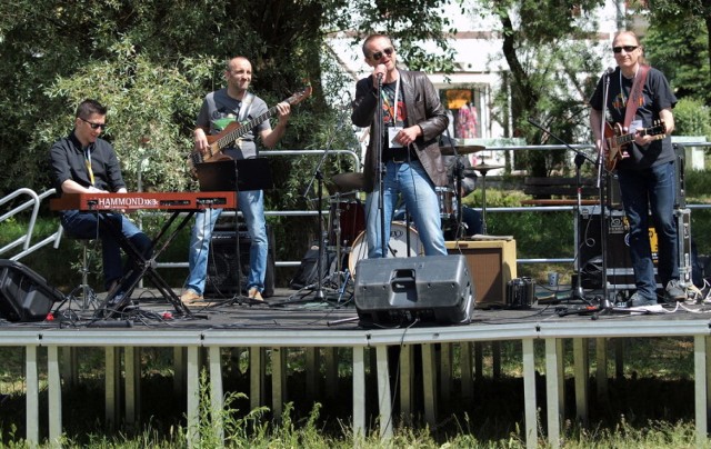W ramach Blues na Świecie Festival w sobotnie samo południe odbył się koncert w parku przy Małym Blankuszu. Dla mieszkańców osiedla Marianek zagrał Open Blues z Torunia.