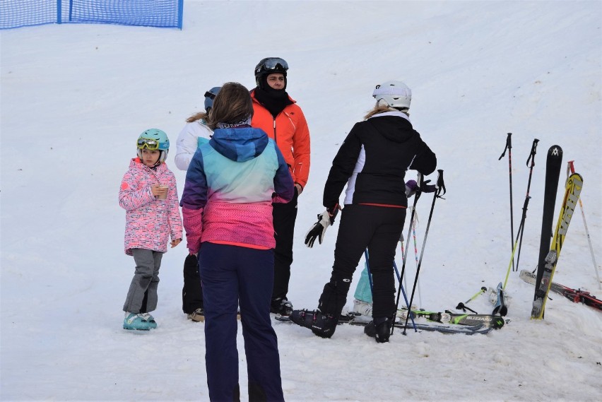 Ruszyły kolejne ośrodki narciarskie w Beskidach. Maseczki, dystans, sztuczny śnieg, umiarkowany ruch i obawy o przyszłość