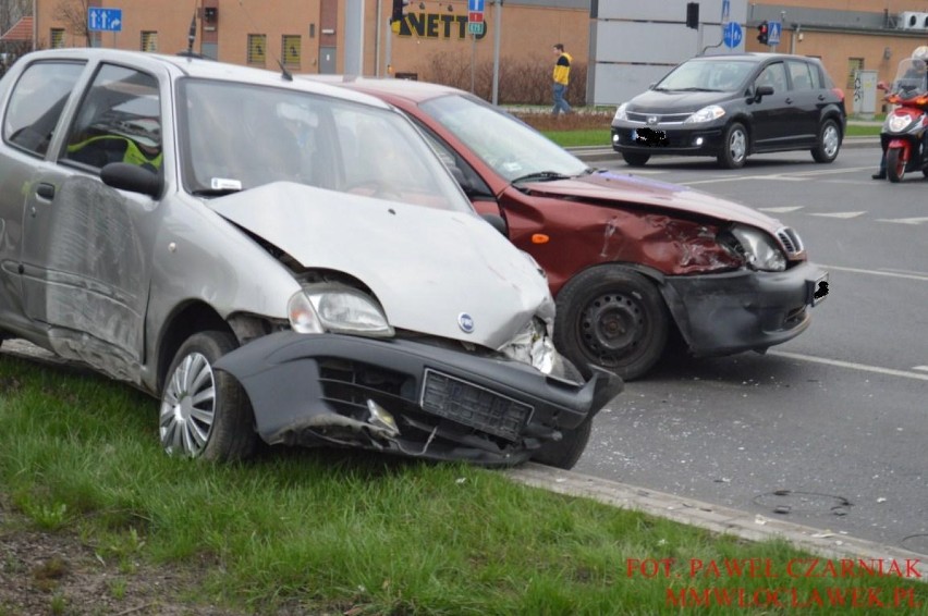 Wypadek na skrzyżowaniu ulic Wroniej i Okrzei. Pasażer w szpitalu