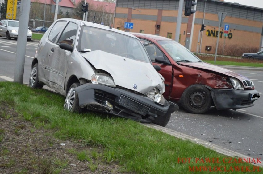 Wypadek na skrzyżowaniu ulic Wroniej i Okrzei. Pasażer w szpitalu