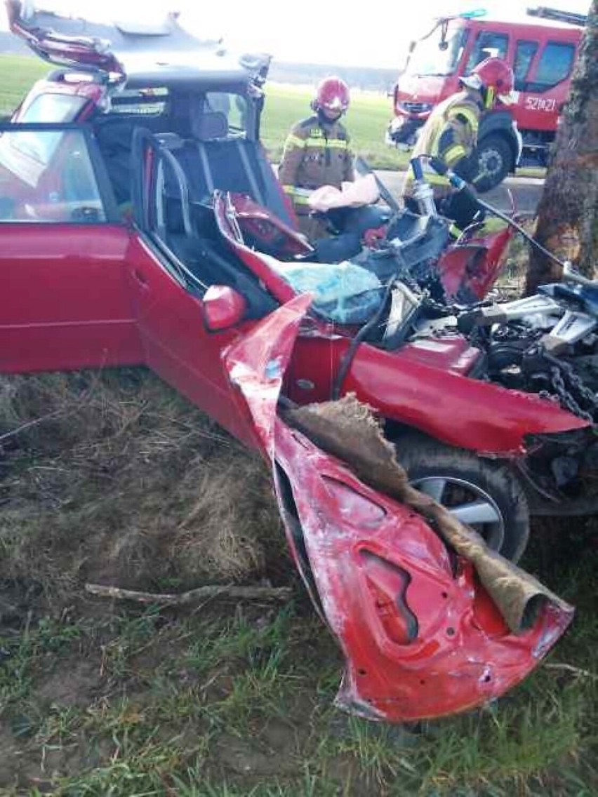 Kierowcę wydobyli z pojazdu strażacy używając sprzętu do...
