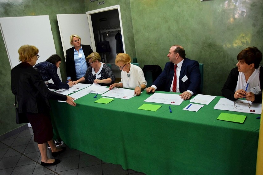 Wybory parlamentarne 2019 w Wieluniu. Mieszkańcy głosują [ZDJĘCIA, FREKWENCJA DO GODZINY 17]