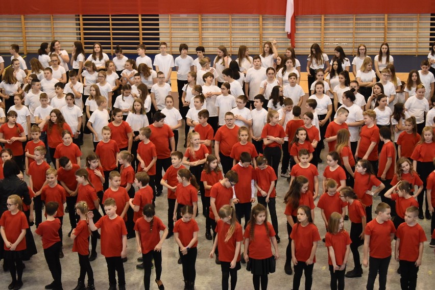 350 uczniów Szkoły Podstawowej nr 3 odśpiewało "Mazurka Dąbrowskiego"
