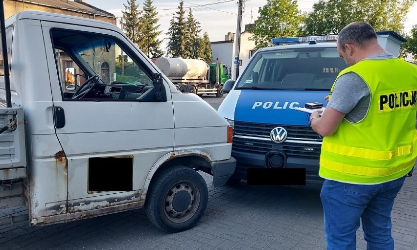 Radomsko. Pijany kierowca uderzył w radiowóz zaparkowany przed komendą policji