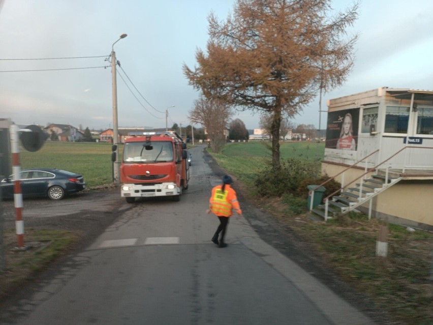 Samochód utknął na przejeździe kolejowym w Tychach