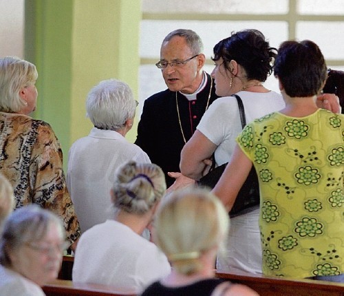 Biskup Długosz wyjaśniał wiernym, dlaczego ks. Darek nie może zostać proboszczem.