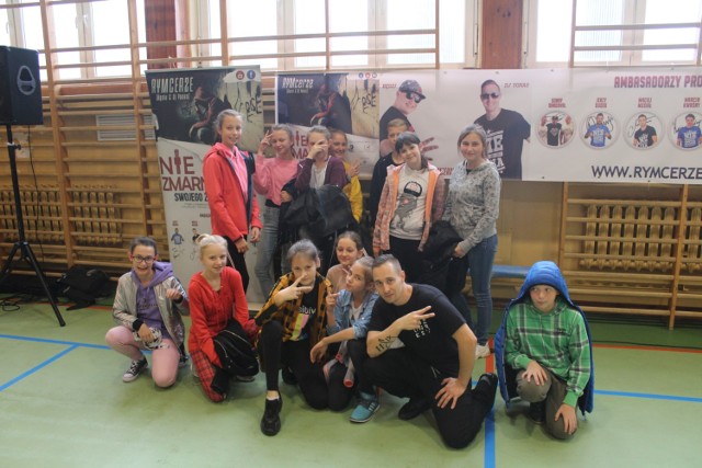 Raperzy  Bęsia  i DJ Yonas z zespołu RYMcerze w Szkole Podstawowej nr 1 w Poddębicach