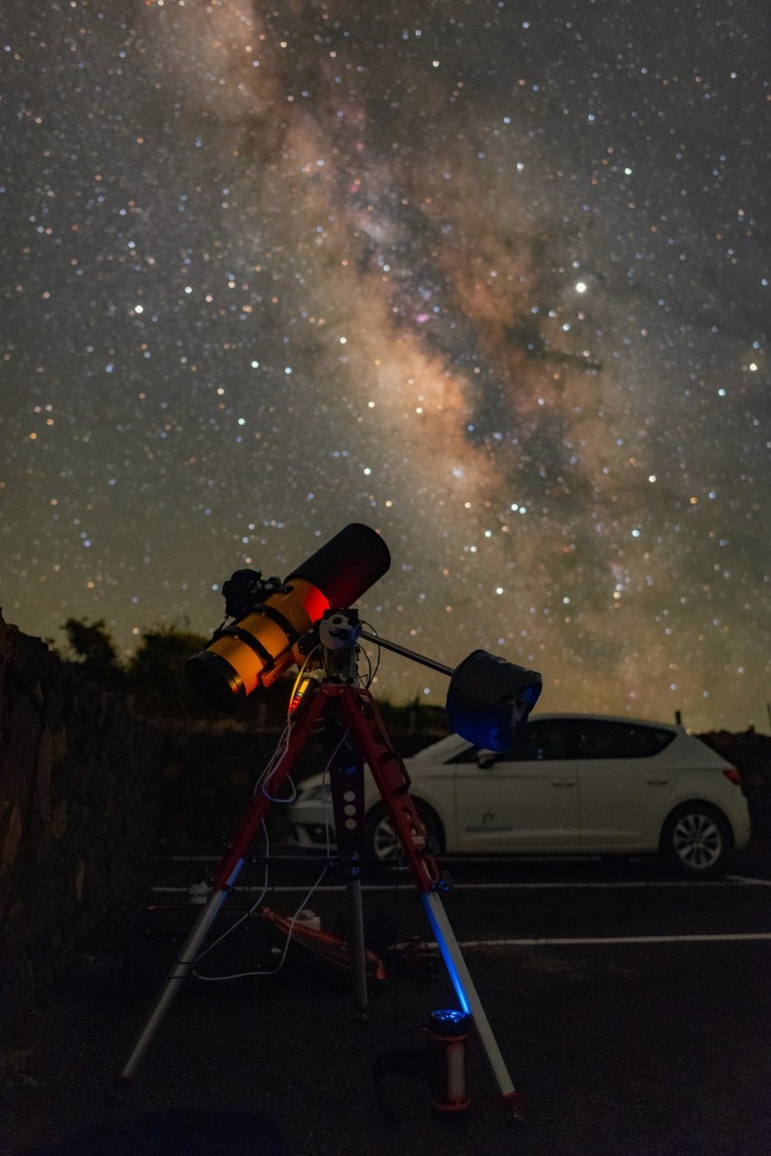 Teleskop podczas fotografowania pod rozgwieżdżonym niebem....