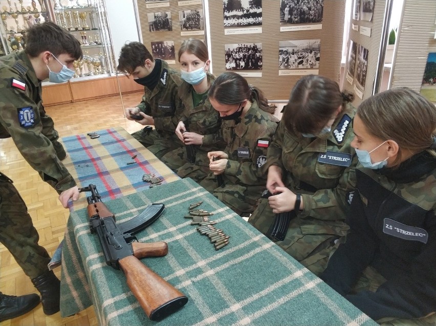 Szkolenie związku "Strzelec" w staszowskim liceum. Były zajęcia z bronią i musztra (ZDJĘCIA)