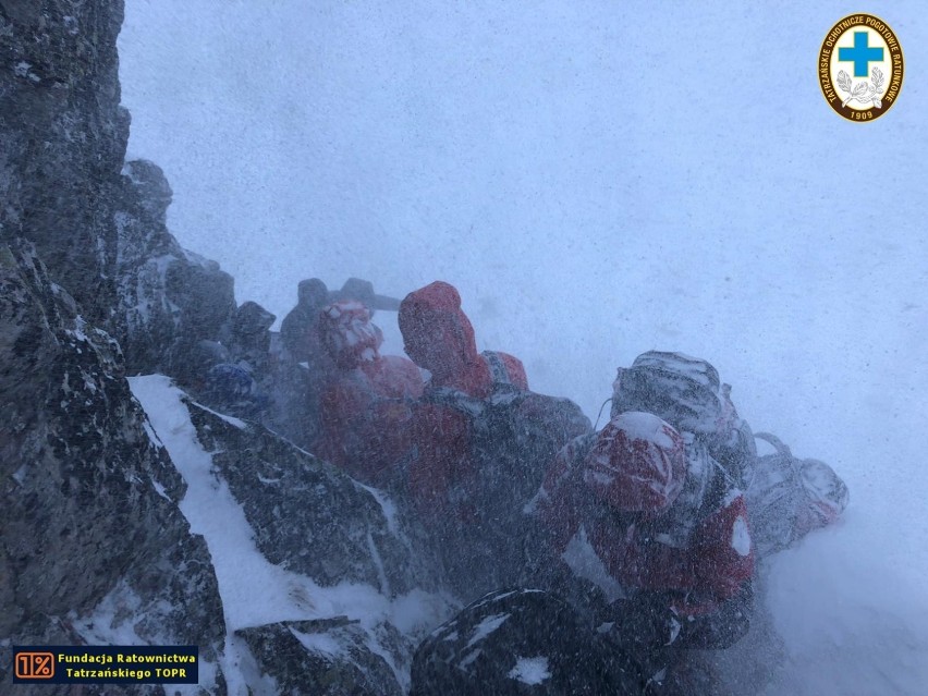 Tatry. Ratownicy dotarli do czterech turystów [ZDJĘCIA]