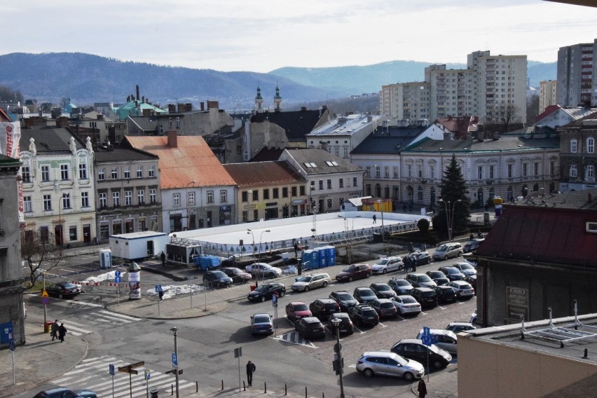 Lodowisko w Bielsku-Białej zabrało część parkingu na placu Wojska Polskiego. Mieszkańcy się skarżą