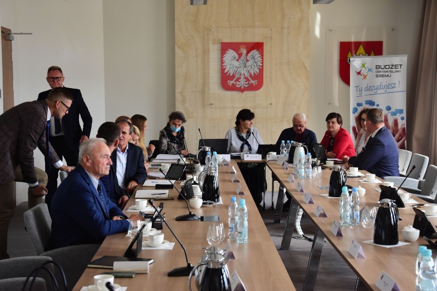 Nie będzie skweru im. Bohaterów Ukrainy w Śremie. Radni miejscy jednogłośnie za wycofaniem projektu uchwały