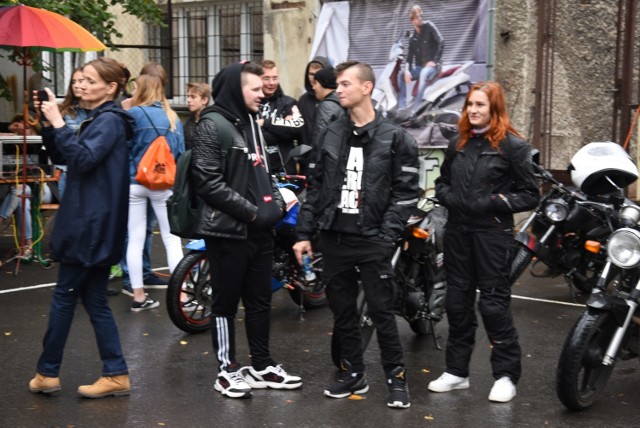 Mimo niepogody, pod ZSM w Opolu pojawiło się kilkudziesięciu fanów dwóch kółek.