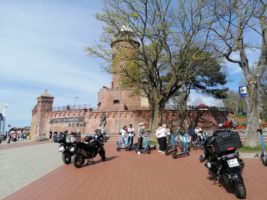 Ależ weekend w Kołobrzegu! Plażowanie, parawany, kosze i pierwsze kąpiele 