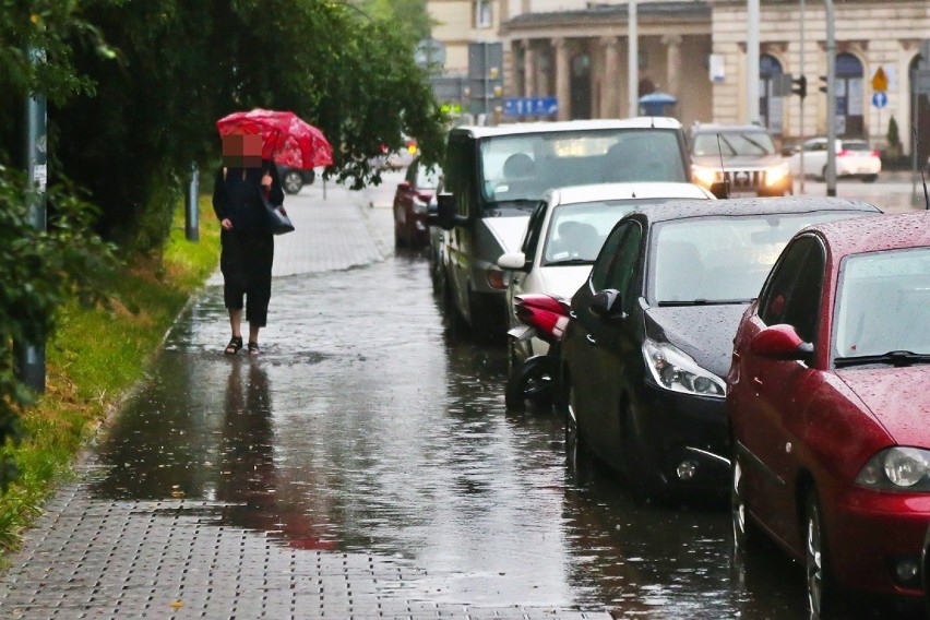 Zalane wrocławskie chodniki, parkingi i przejścia podziemne