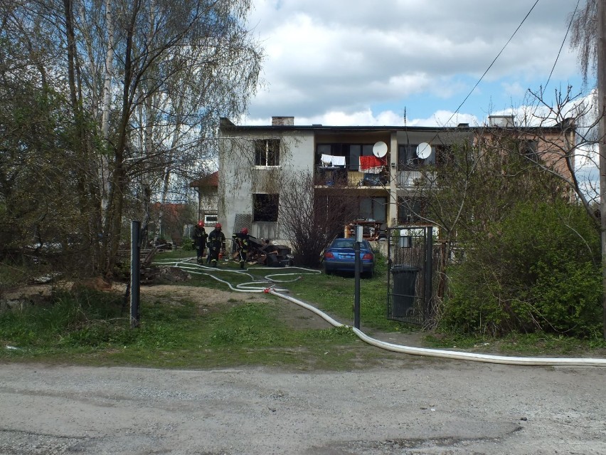 Pożar w Zamościu: Mężczyzna trafił do szpitala po ucieczce z...