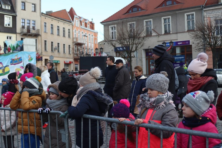 Pokaz rzeźbienia w lodzie na gnieźnieńskim rynku