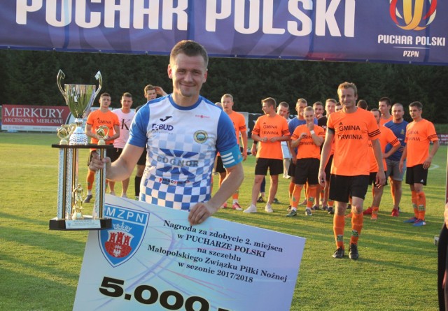 Czerwiec 2018 r. Dariusz Gawęcki jako kapitan Hutnika, po przegranym - po rzutach karnych - meczu z GKS Drwinia w finale Pucharu Polski na szczeblu Małopolskiego ZPN