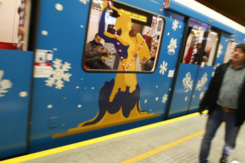 Świąteczne metro w Warszawie. Na trasę wyjechały niezwykłe, kolorowe pociągi. Zobaczcie, jak wyglądają [ZDJĘCIA] 