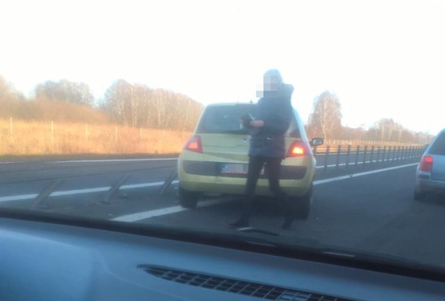 Renault biorący udział w kolizji. Na zdjęciu widać fragment uszkodzonej barierki linowej.