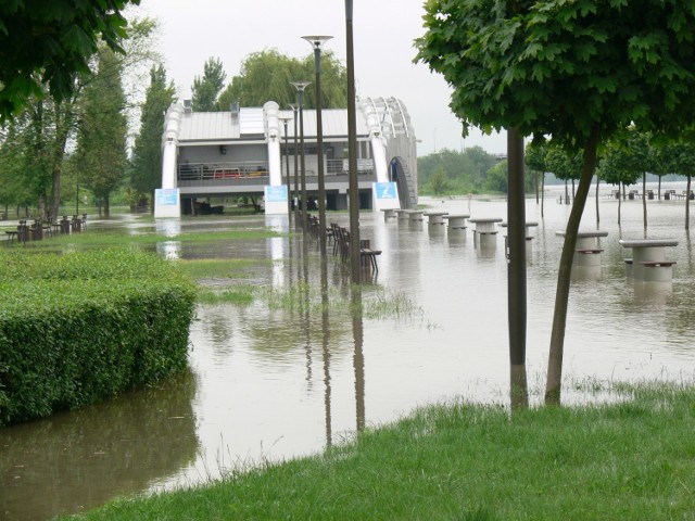 Wisła wdarła się na Bulwar Piłsudskiego w Sandomierzu. Pod wodą są ławki i deptak.