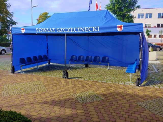 Namiot przed szczecineckim starostwem