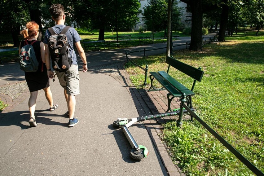 Źle zaparkowana hulajnoga? Będzie "holowanie" i kara. Co na to firma wypożyczająca?