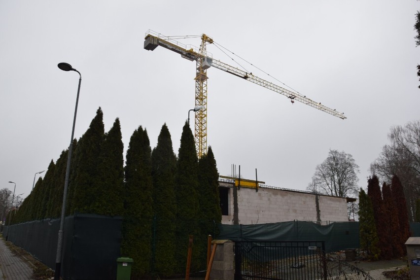 Wielki żuraw budowlany w Szczecinku. Potrzebny na budowie [zdjęcia]
