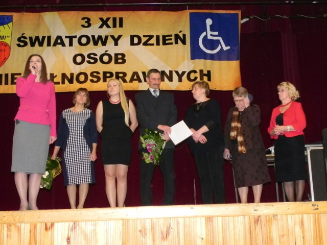 Zarząd Stowarzyszenia Tacy Sami na Rzecz Dzieci i Osób Niepełnosprawnych w Ostrowcu Świętokrzyskim; pierwsza od lewej: Joanna Francuz, prezes stowarzyszenia.