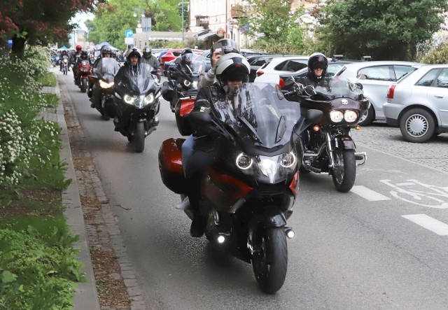 W sobotę, 28 maja przez miasto przejechała kawalkada motocykli. Podziwiaj ją na kolejnych zdjęciach.