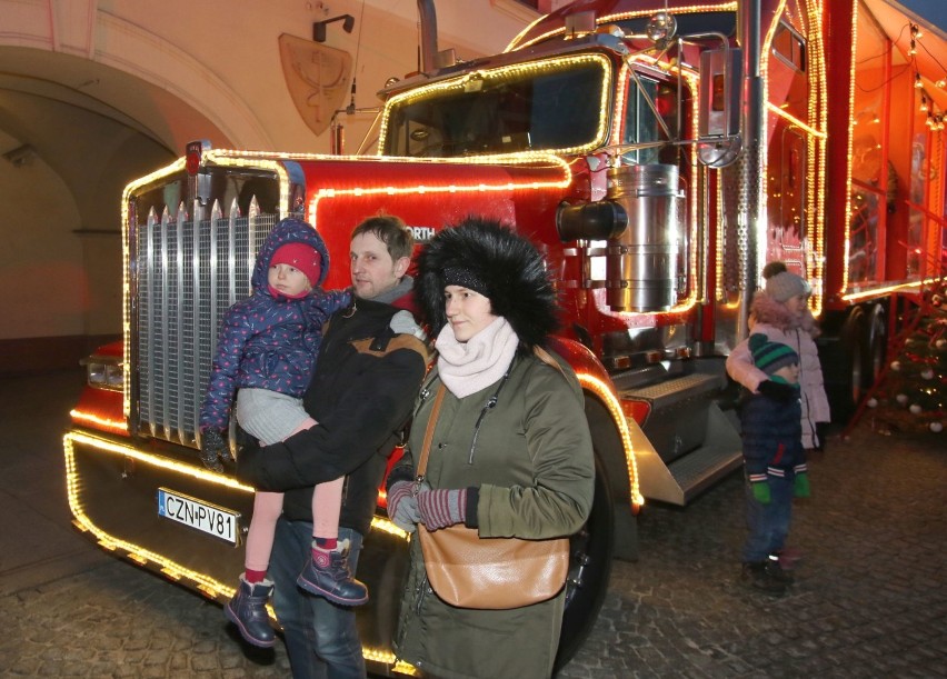 Tłumy kielczan na Jarmarku Bożonarodzeniowym w Kielcach. Świetna zabawa z "Coca-Colą"