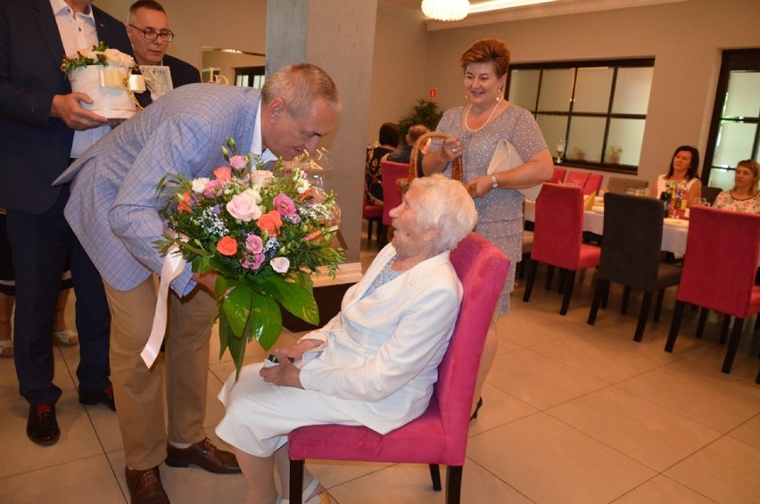 Mieszkanka gminy Brzeziny skończyła 100 lat. Świętowała z całą rodziną ZDJĘCIA