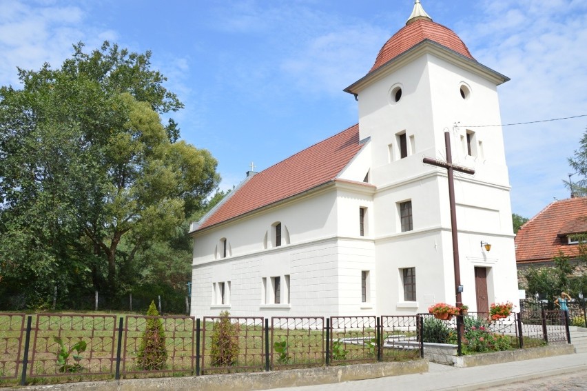 W Suchej mieszkańcy cieszą się z nowego boiska, ale...