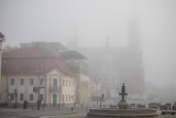 Białystok we mgle. Całe miasto przykryła gęsta mgła. Zobacz klimatyczne zdjęcia naszego fotoreportera Wojciecha Wojtkielewicza