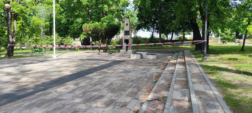 Zdewastowany pomnik znajduje się w Parku Miejskim w Dąbrowie...