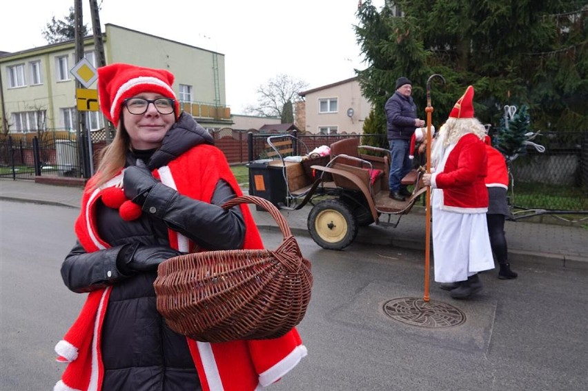 Po Łobżenicy jeździł św. Mikołaj. Zamiast reniferów miał... traktor! [ZOBACZ ZDJĘCIA]