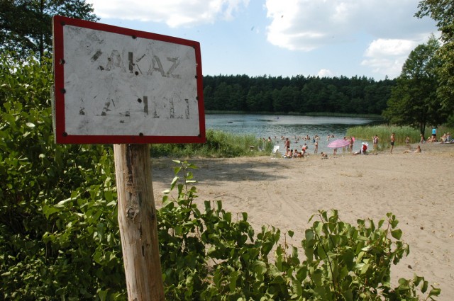 To zdjęcie wykonaliśmy nad jeziorem Białym dwa dni przed tragedią  - widać wielu kąpiących się mimo zakazu, choć tablica ledwie widoczna