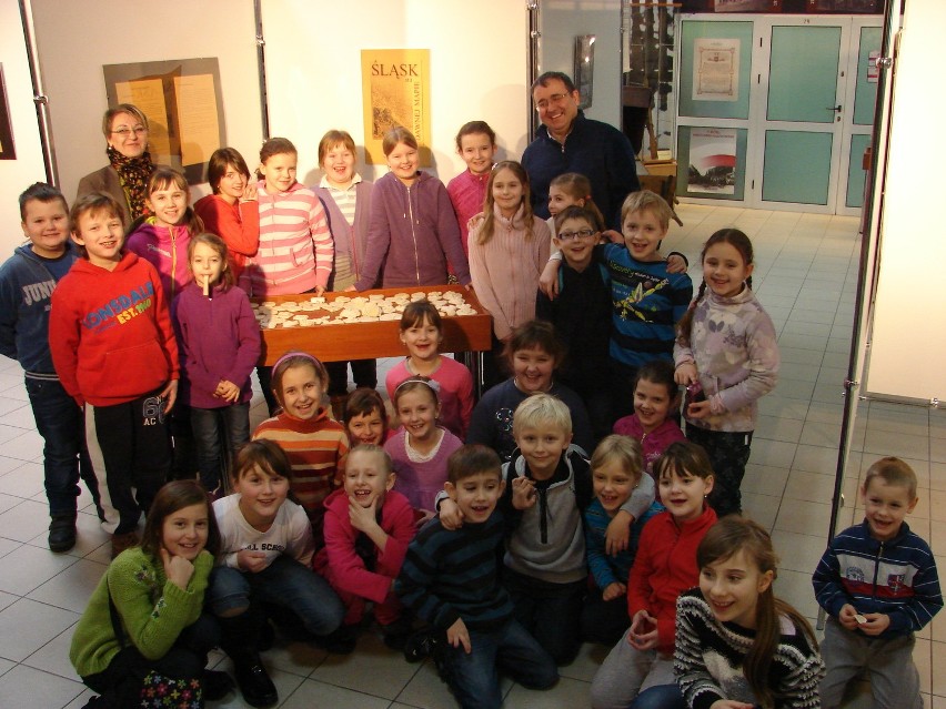 Ferie 2013 w Mysłowicach: Dzieci projektują z masy solnej odznaczenia. Sami zobaczcie