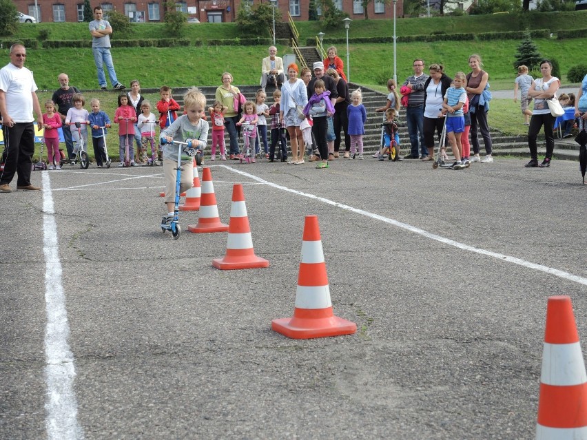 Zawody w jeździe na hulajnodze. Wystartowało 25 zawodników