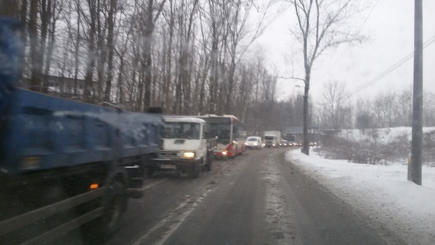 Cyklon Dieter przyniósł opady śniegu na drogach. Jest bardzo...