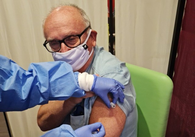 Stowarzyszenie Zawodowe Ratowników Medycznych Medyk prowadzi w Nowej Soli akcję szczepienia nowosolan w wieku 65-74 lata przeciwko grypie. Pierwszego dnia rano stawiło się ponad 30 osób. Jednym z pierwszych zaszczepionych był 69-letni Witold Turomsza