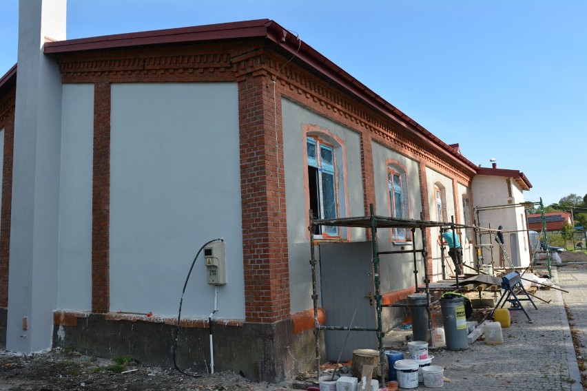 Gmina Darłowo: Zaawansowane prace przy remoncie świetlicy w Krupach 