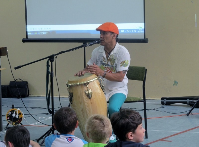 Wrocław: Jose Torres, kubański muzyk uczył dzieci z podstawówki 108 czym jest tolerancja