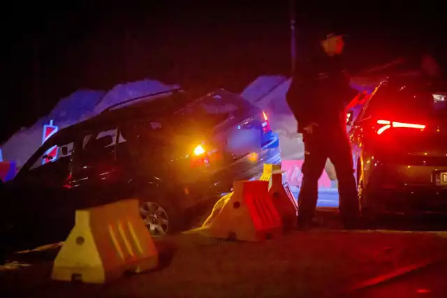 Wypadek na rondzie Tesco. Pijany kierowca wbił się w barierki