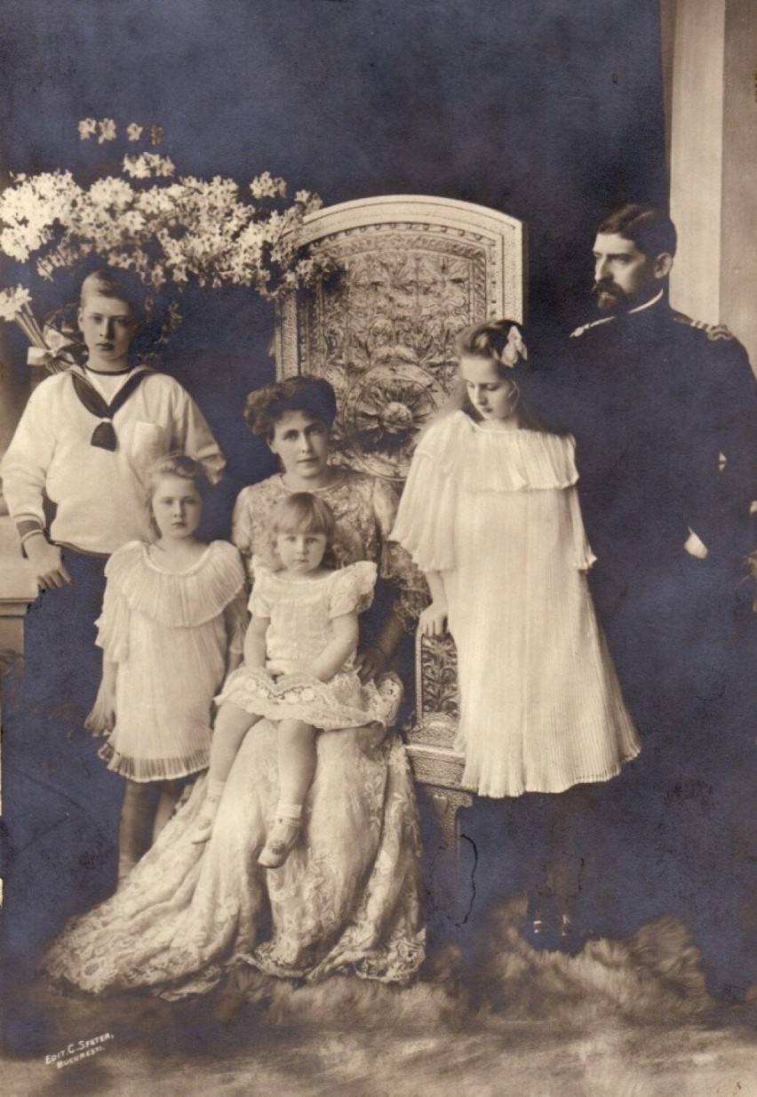 Zdjęcie przedstawiające rodzinę królewską