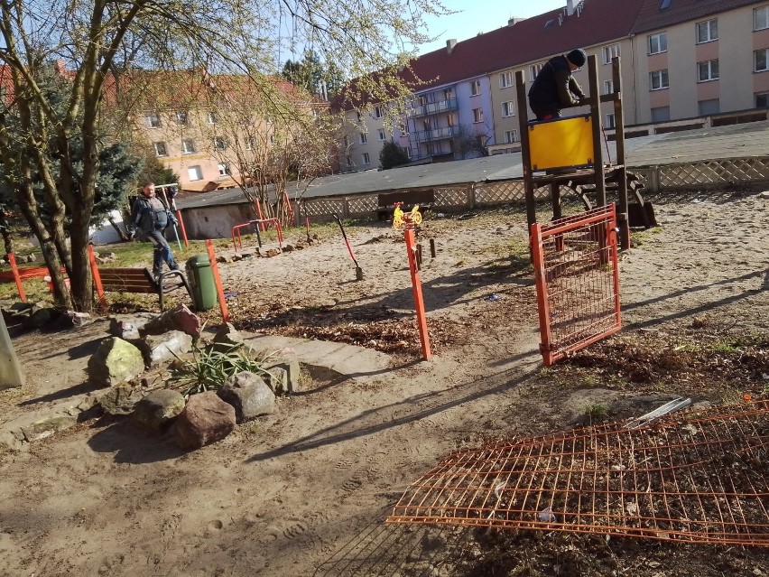 Rozbiórka placu zabaw przy ulicy Wakacyjnej w Krośnie...